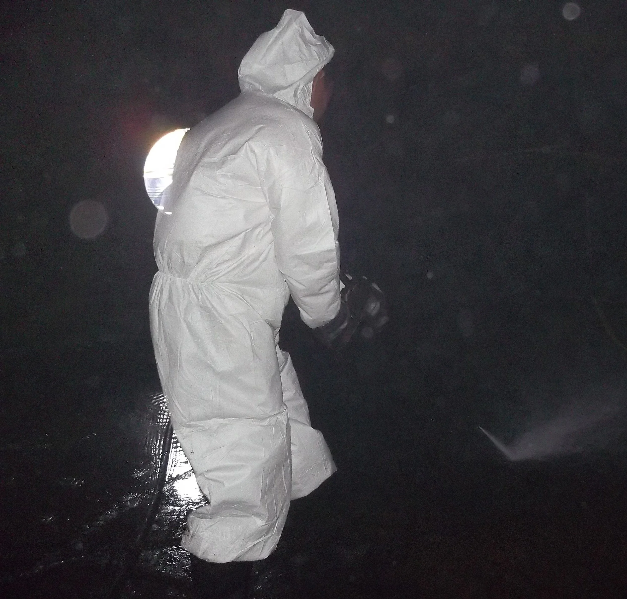 limpieza quimica. Trabajadores con casco en un tanque de almacenamiento petrolero