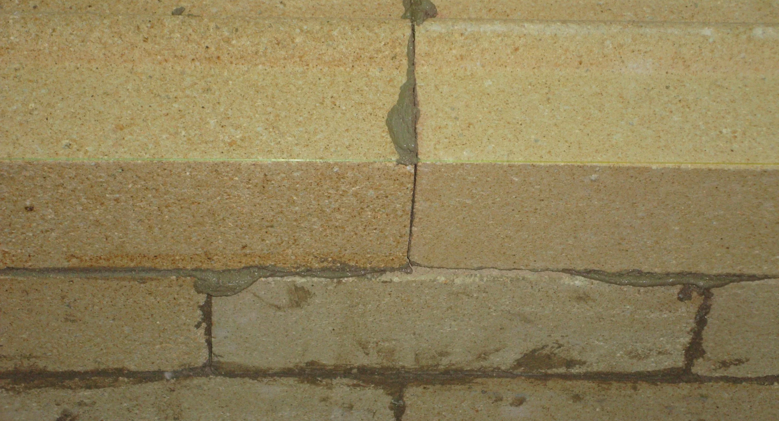 Ladrillos de color beige, con cemento en las juntas.