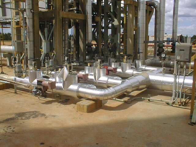 Aislamiento termico en Tuberías y válvulas de acero inoxidable en una planta industrial