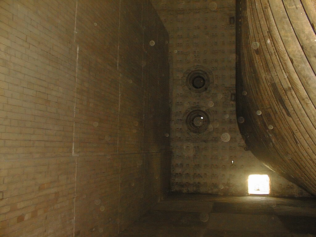 Pared de ladrillos en construcción y muro horno