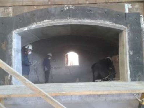 Trabajos  vaciado en un horno de fundición 