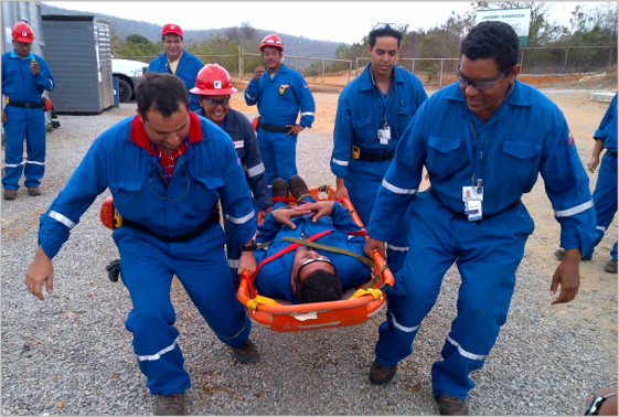 Personal de paramédicos llevando a una persona en una camilla de rescate en un área exterior.