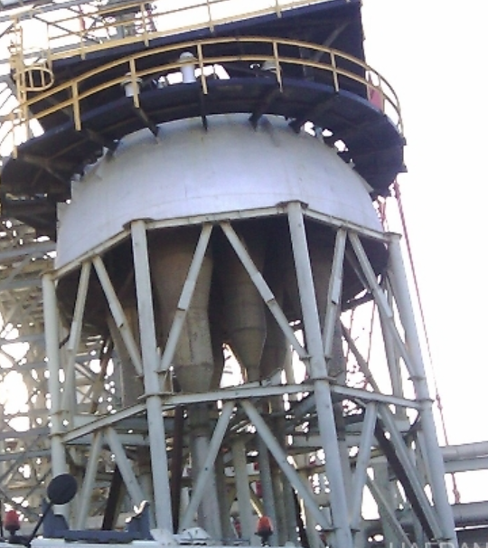 Estructura industrial con plataformas, escaleras y tuberías de metal del Domo FCC de la refineria de puerto la cruz