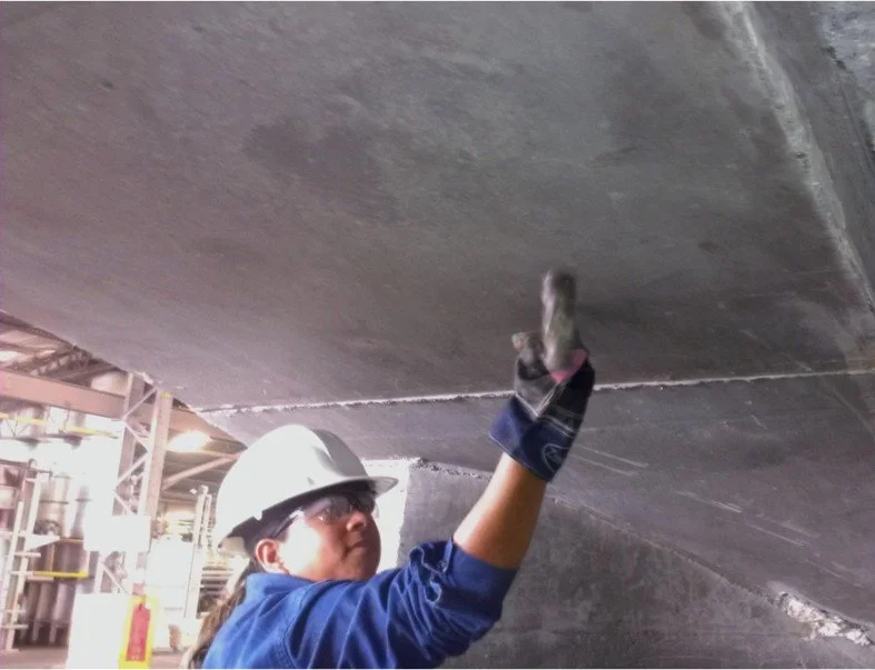 Trabajos  vaciado en un horno de fundición 