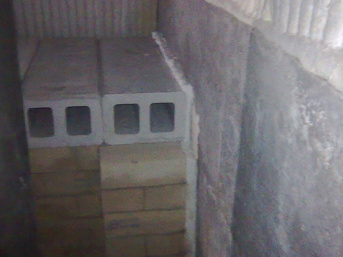 Ladrillos apilados en una pared.