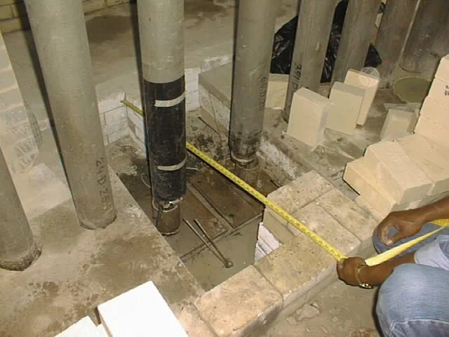 instalacion de ladrillos refractarios en pasillo de horno en refineria petrolera 