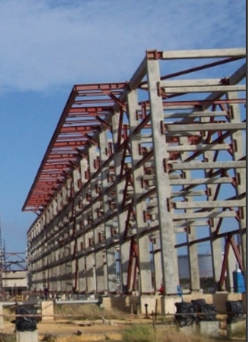 Fireproofing. Proteccion contra fuego Columna Valla de metal en una estructura de soporte, con una malla metálica en la parte superior