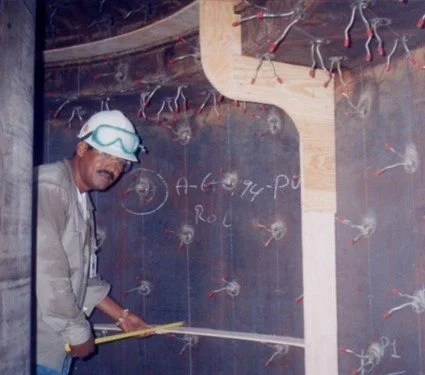 Un hombre soldando anclajes en pared