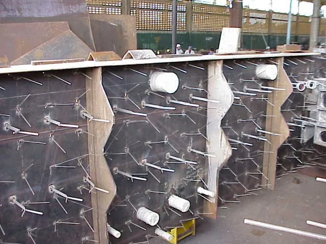 Estructura de acero con anclajes refractarios en un sitio de construcción