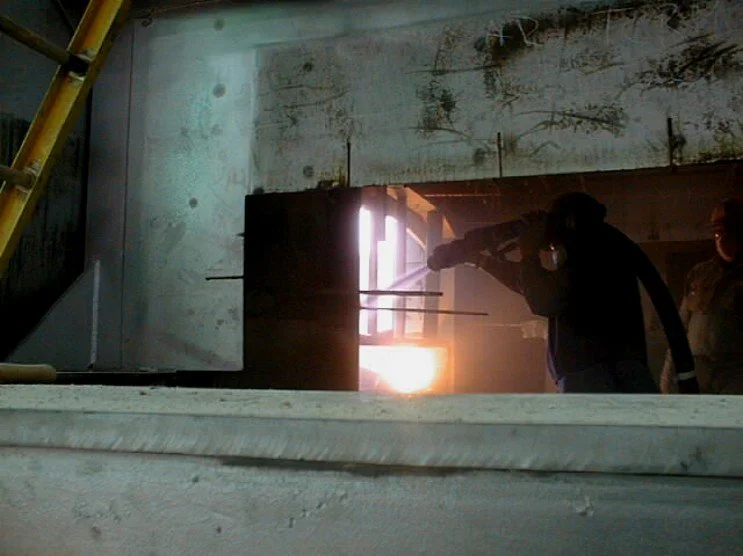 Trabajador proyectando un horno de fundición 