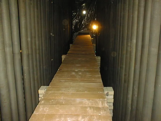 trabajador en pasillo con paredes de ladrillos, colocando ladrillos refractarios  