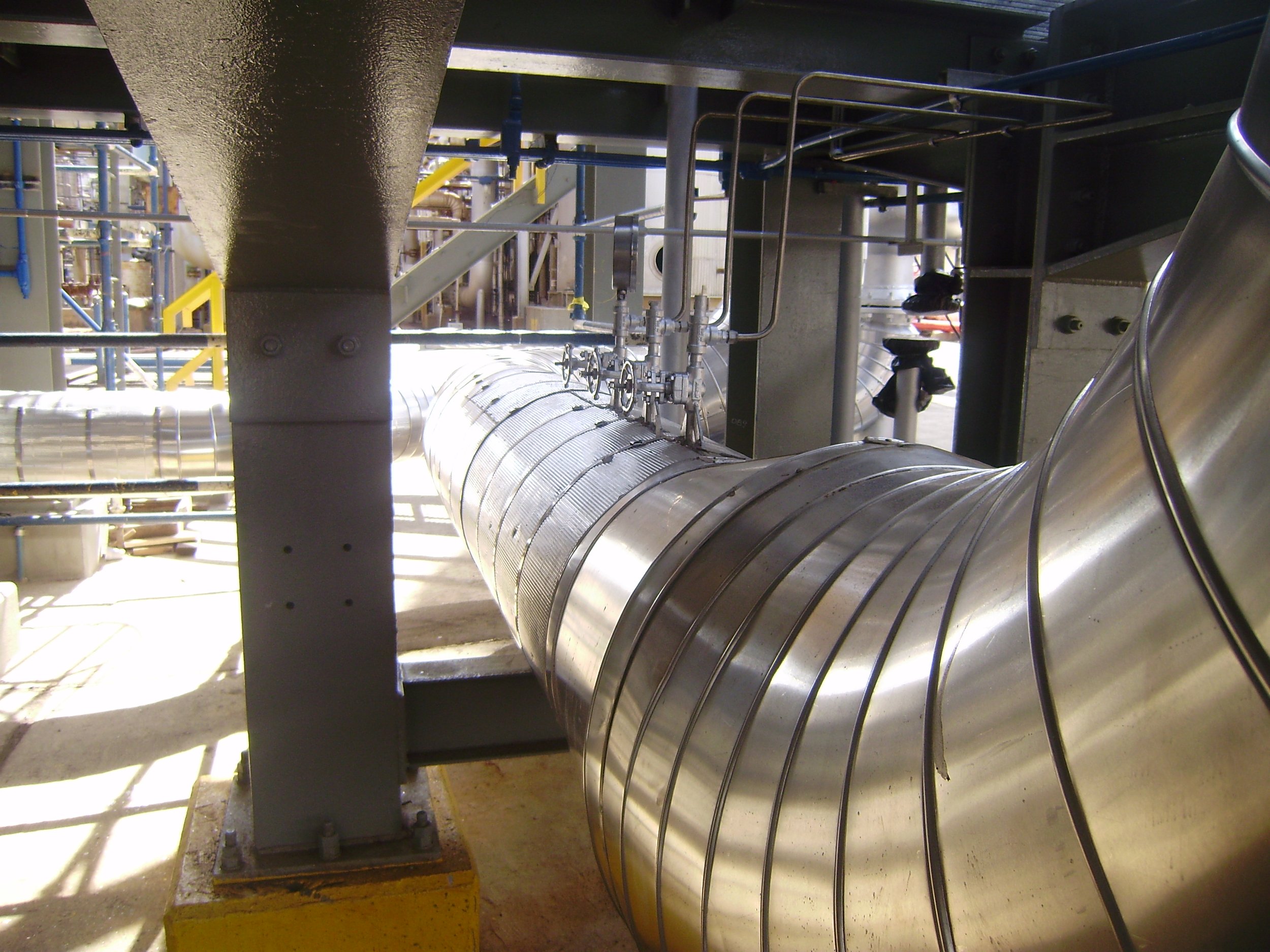 Tubería de acero inoxidable en una planta industrial.