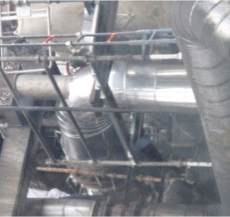 Vista de un sistema de conductos y tuberías metálicas en una estructura industrial petrolera