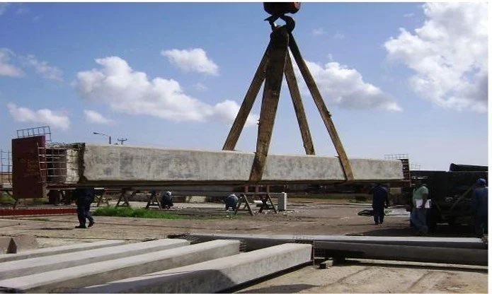 Fireproofing. Proteccion contra fuego Columna Valla de metal en una estructura de soporte, con una malla metálica en la parte superior