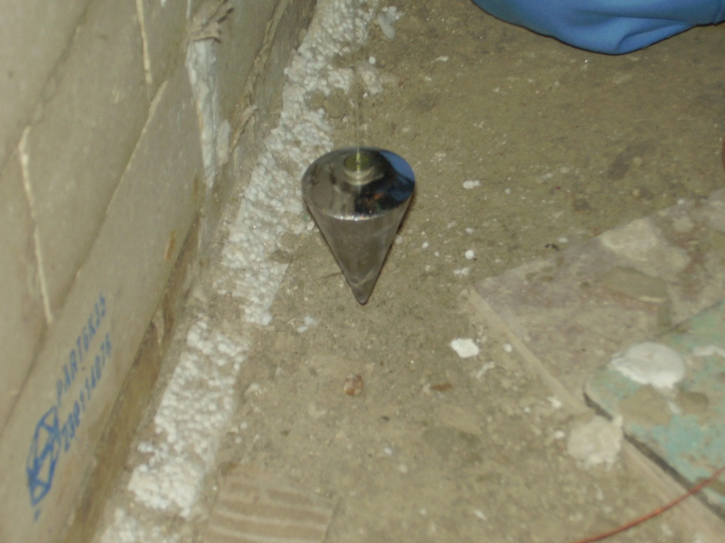 plomada de nivelacion muro de ladrillos refractarios