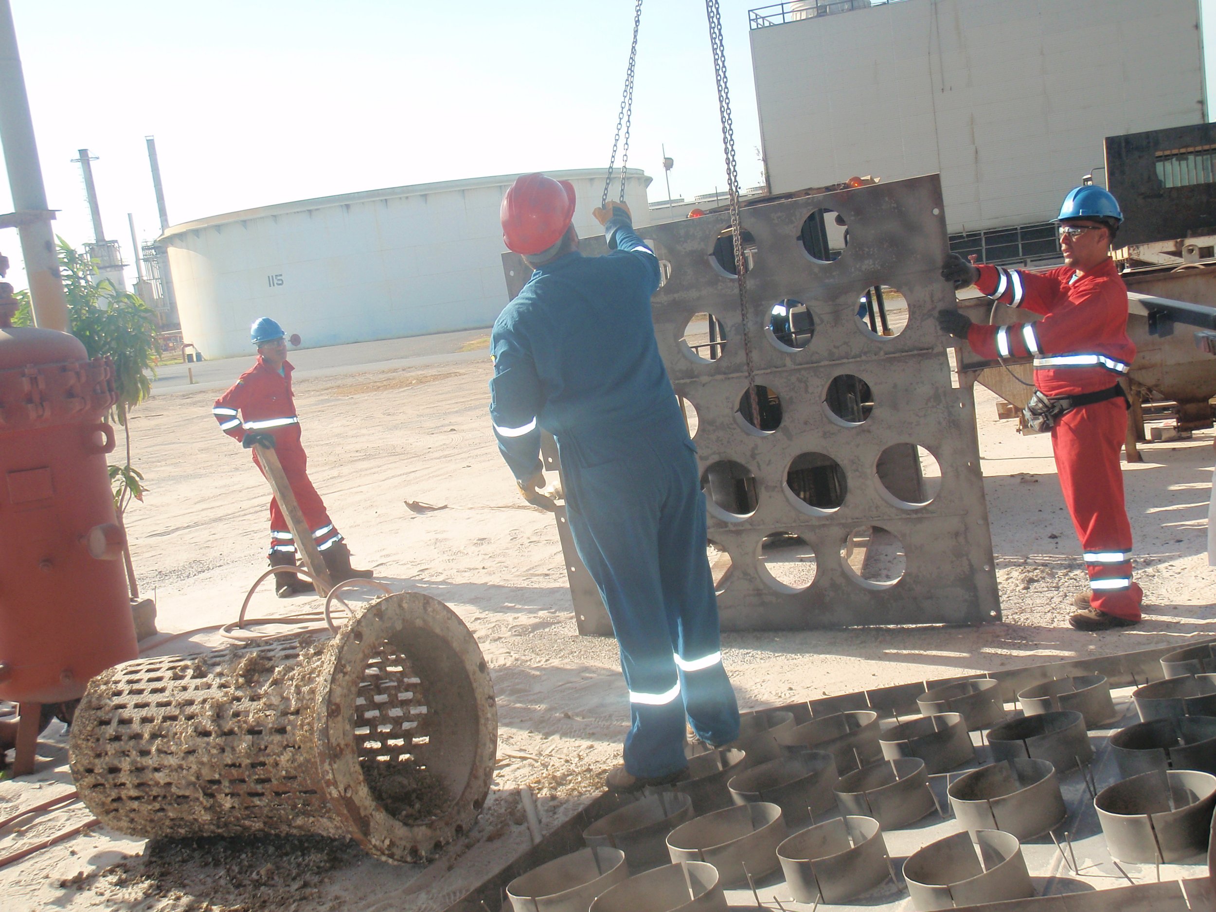 trabajadores en uniforme de seguridad inspeccionan una gran estructura
