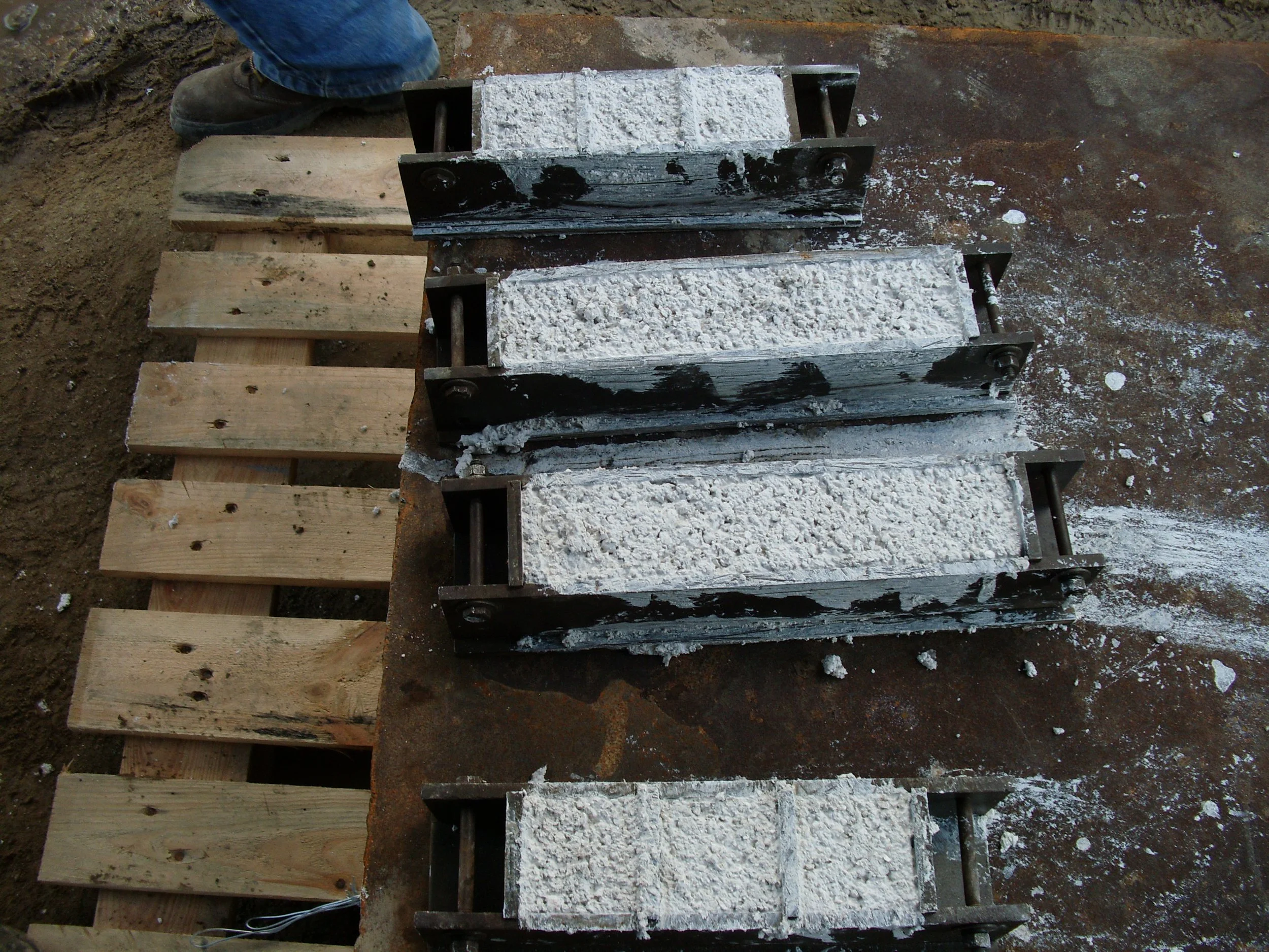 trabajos en vaciado de reformador secundario. muestras de material refractario