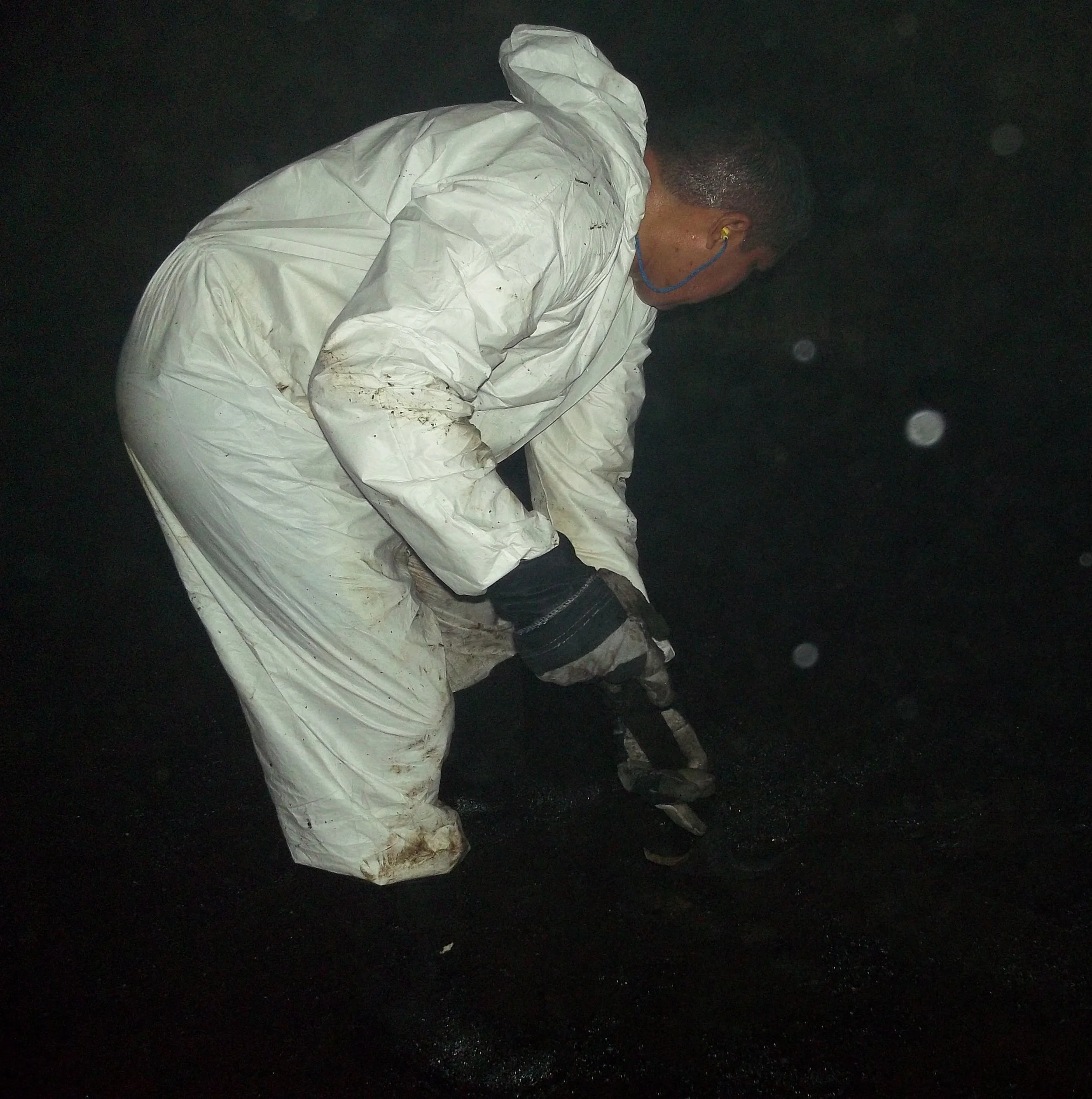 limpieza quimica. Trabajadores con casco en un tanque de almacenamiento petrolero