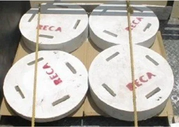 Cuatro piezas especiales con material refractario con la marca 'RECA' en rojo, asegurados con cuerdas de yute sobre una superficie de cartón.