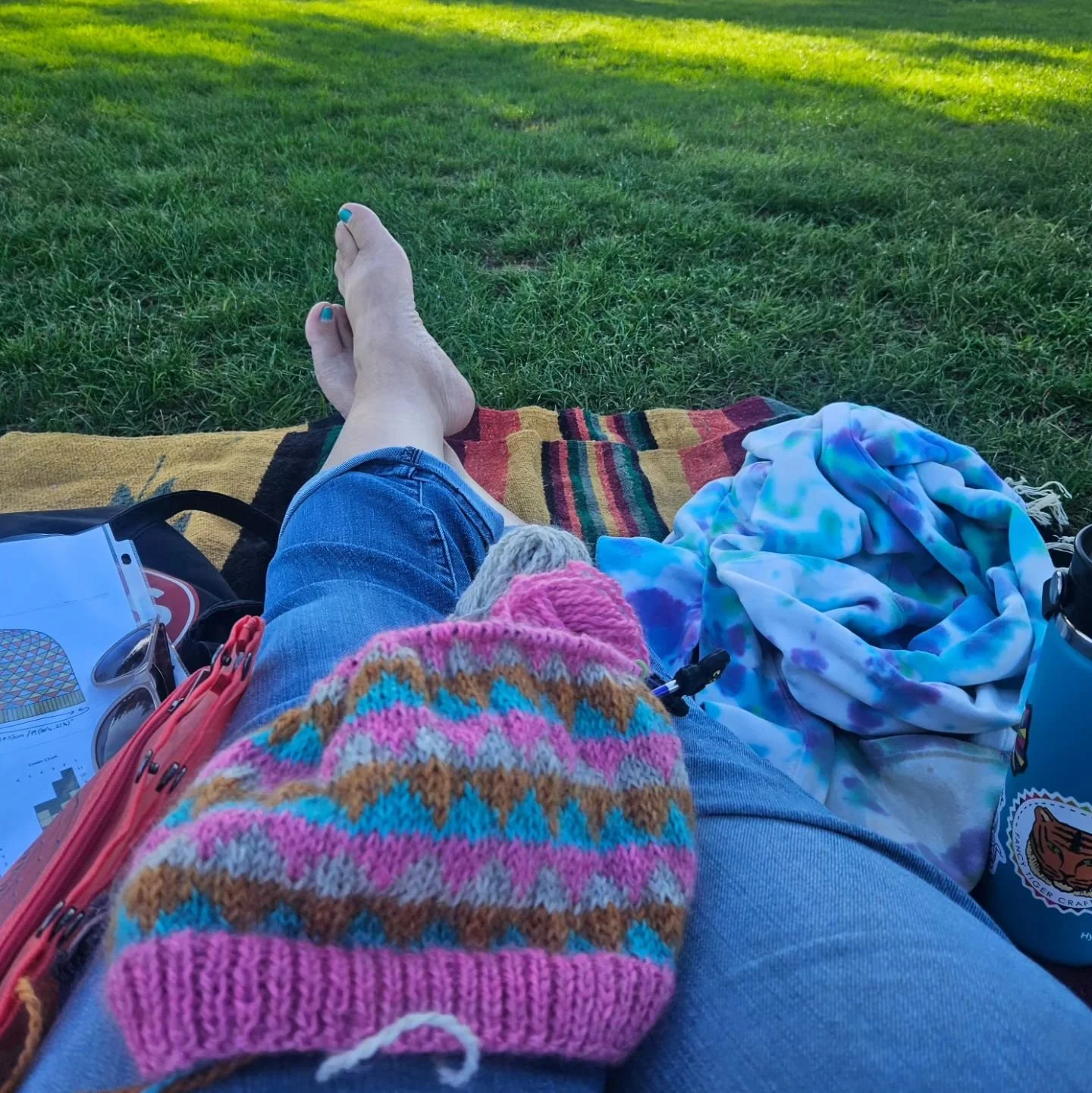 Finished work at 3pm and high-tailed it to the park to stitch away on my Eshaness hat kit from @fancytigercrafts &mdash; it has been sooooo fun! I love this cheerful Heirloom Ramsey color combo. 

#fridayvibes #parklife #knittinginpublic #knittingint
