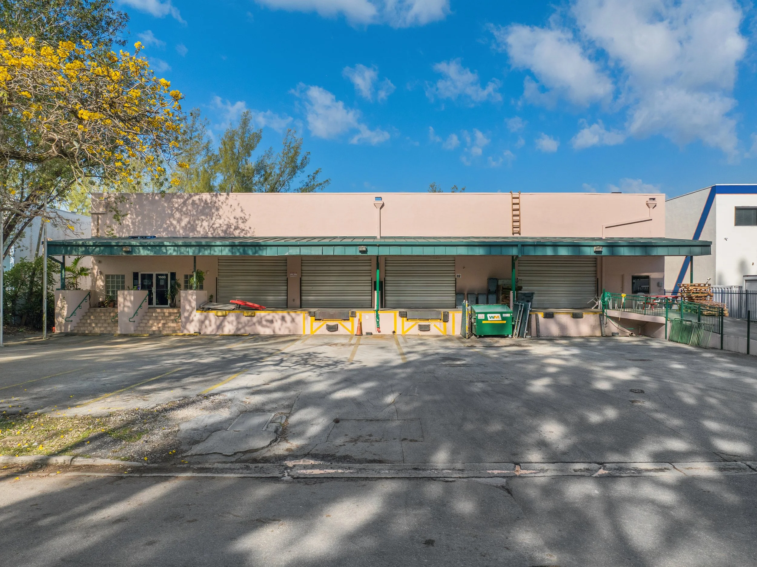 Freestanding warehouse in doral