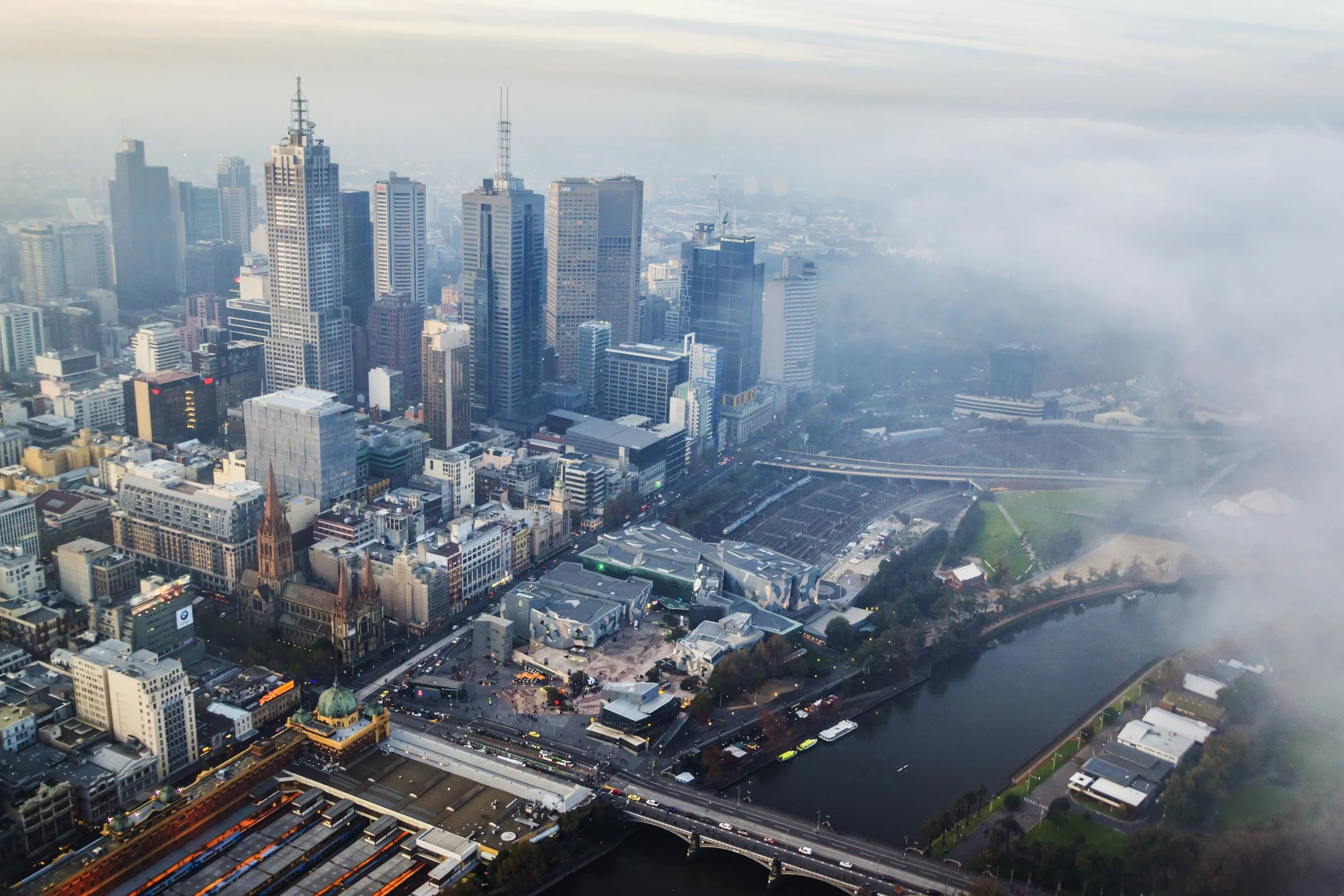 Fog-rolling-over-Melbourne-539826790_4930x3287.jpeg