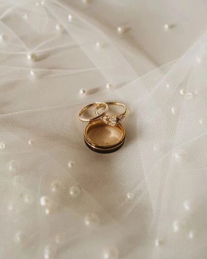 💍✨ Did you know that........
 while wedding rings symbolize eternal love and commitment, veils were originally worn to scare off evil spirits and protect the bride's purity? It's amazing how traditions evolve! I am glad veils are now worn for their 