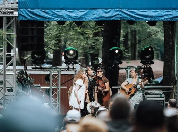 We&rsquo;re bringing the fiddles and giggles to @hopkinsartscenter4 Sunset Series this Thursday, July 10 - catch some free music in Downtown Park, Hopkins, MN! 

📸: @smouse_in_the_house