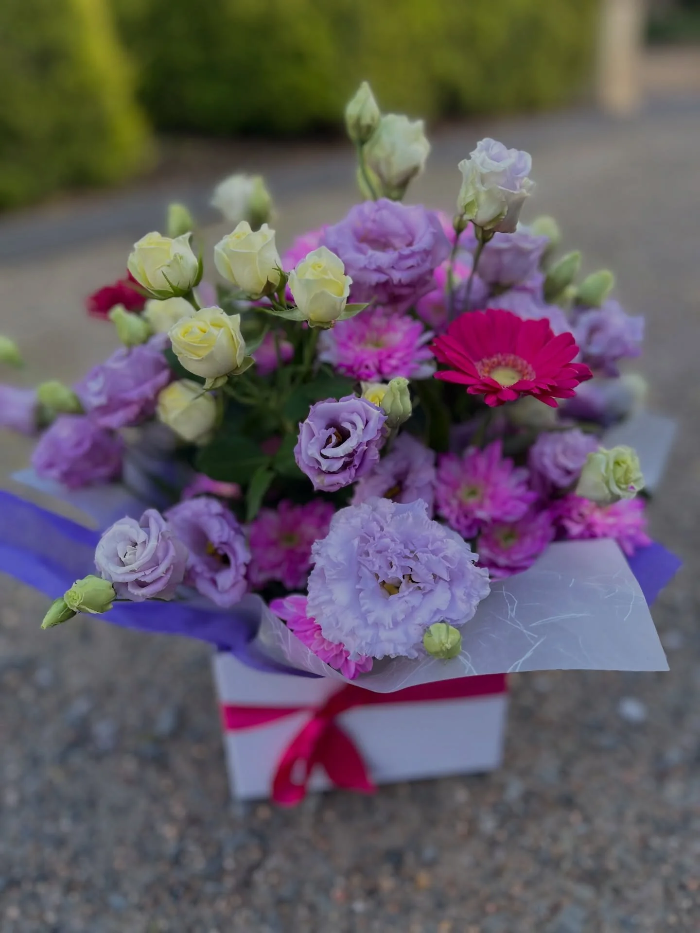 Love , love 💕  this arrangement so lovely, featuring lisianthus, spray roses, gerbera, chrysanthemum, and a touch of gypsy flower. #supportlocal #mannumflorist