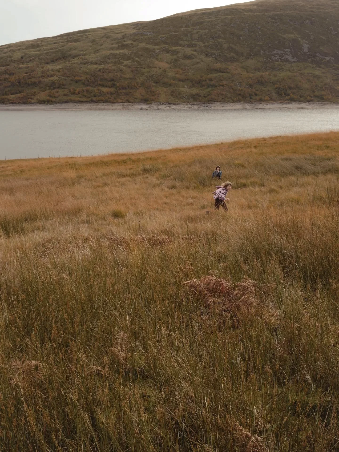 Childhood moves lightly.

It runs, hides, gathers small treasures,
turns a path into a story and the wind into a companion.

We design objects that follow these movements &mdash;
quietly, softly, without interrupting them.

Because the most beautiful