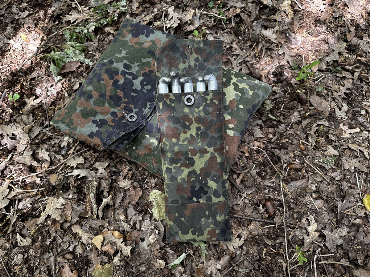 Shelter Half esercito tedesco completo di pali picchetti e sacche di trasporto, usato