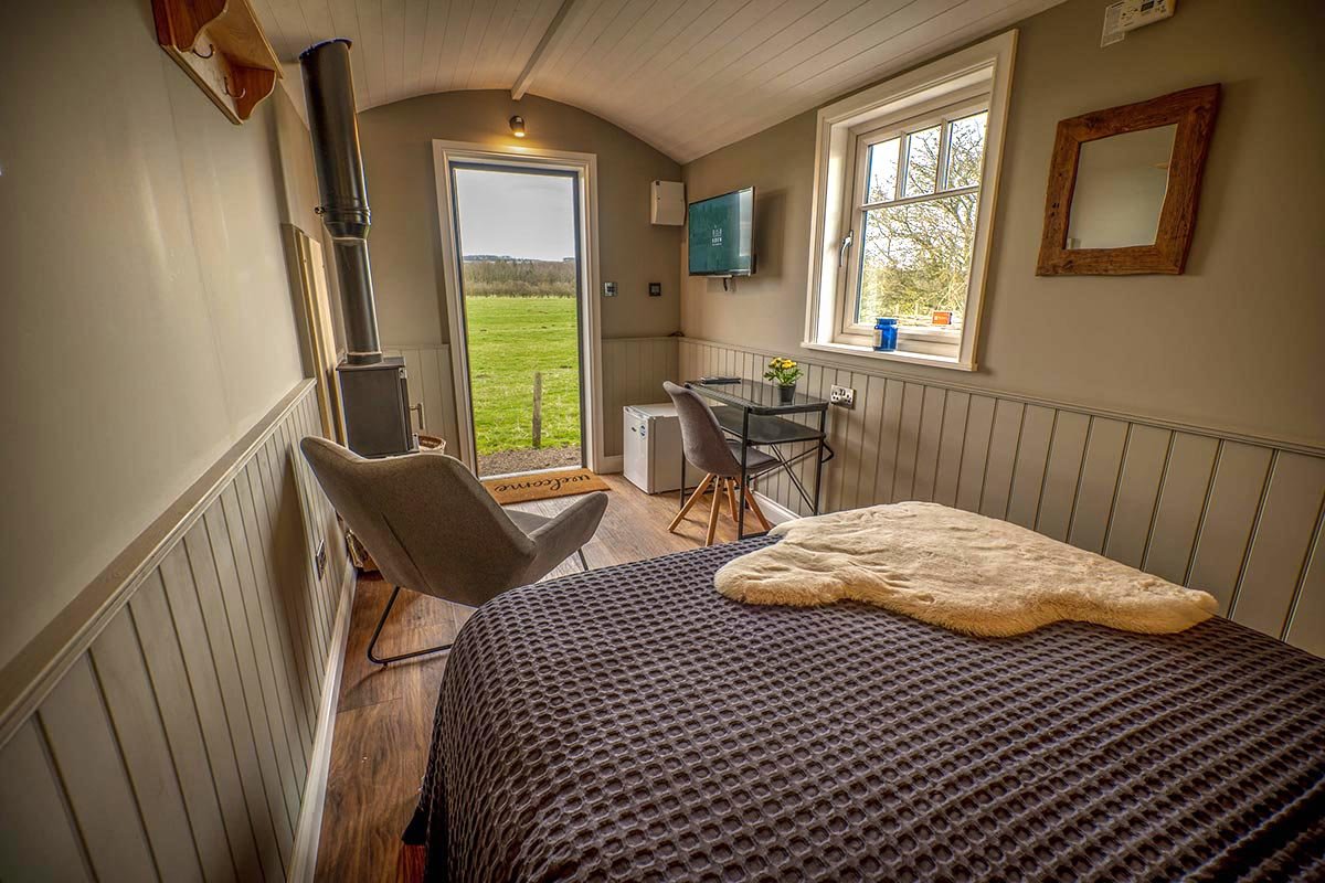 Clayfield Farm shepherd's hut double bed, log burner and countryside views