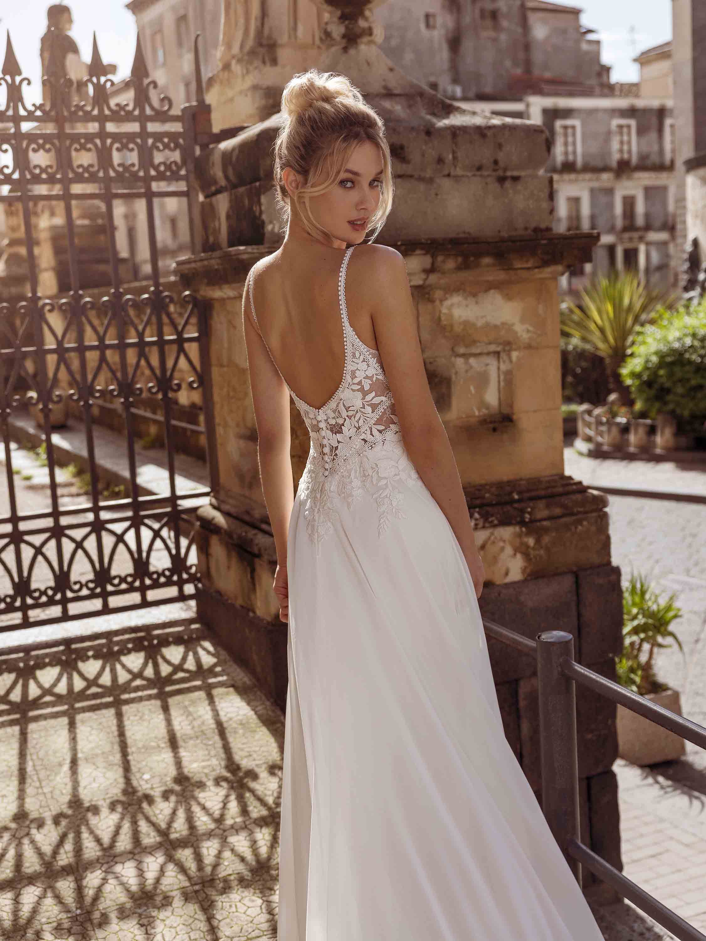 immagini-di-stile-ronchi-dei-legionari-Revelation Collection_Raji_CU_Back_01_IMG_0275.jpg