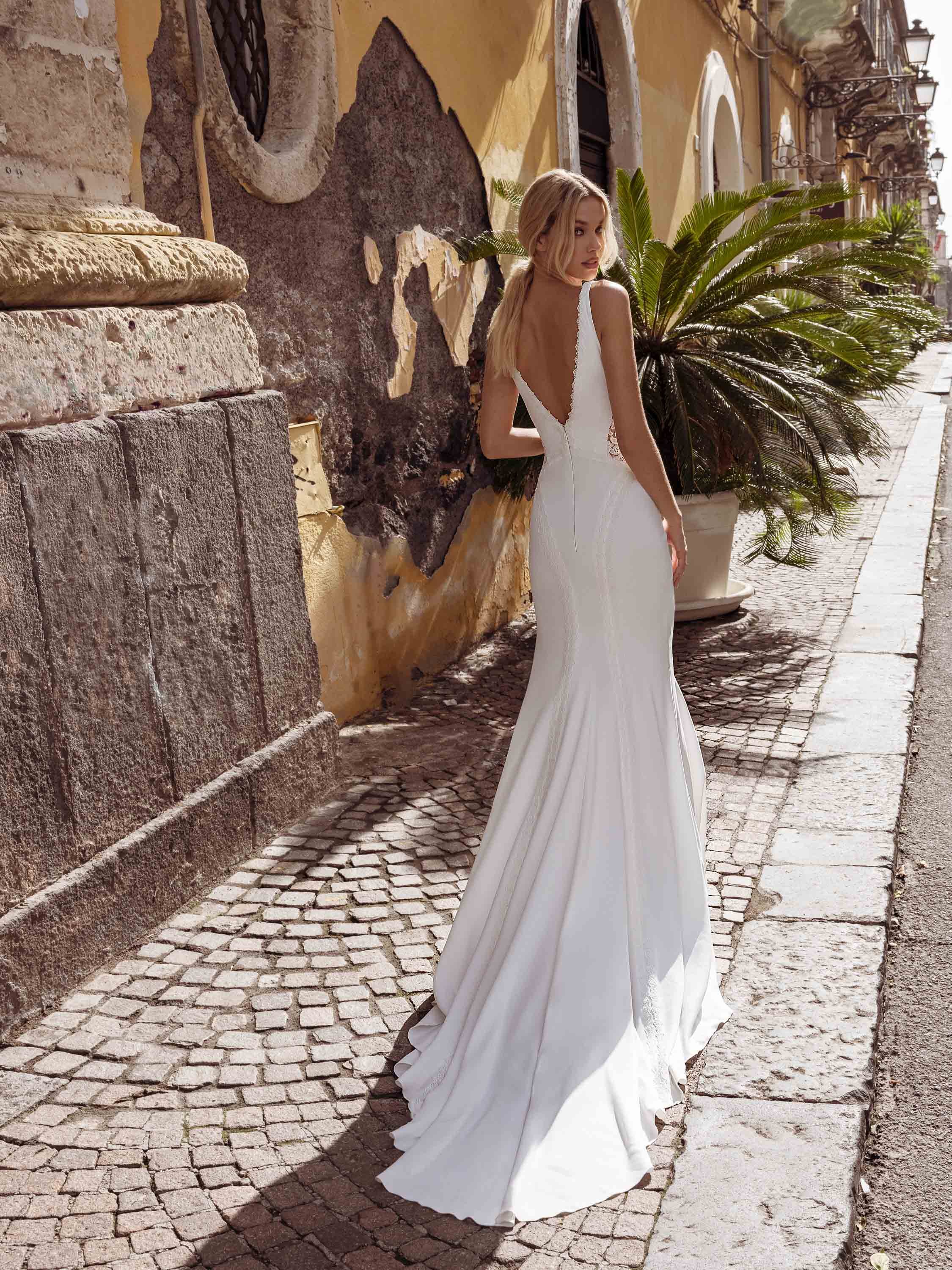 immagini-di-stile-ronchi-dei-legionari-Revelation Collection_Rocio_Back_01_IMG_3301.jpg