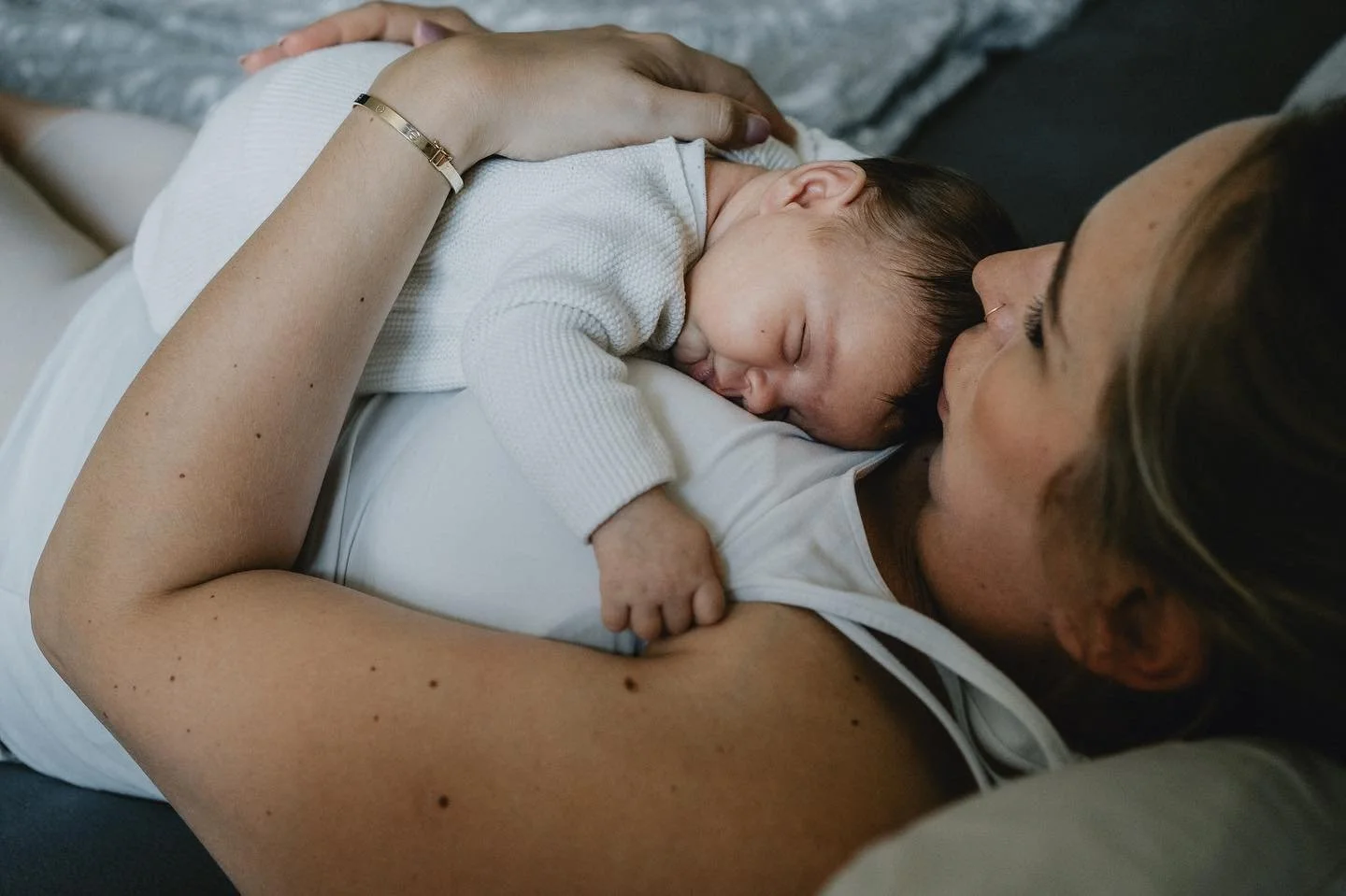 &ldquo;A mother&rsquo;s arms are made of tenderness and children sleep soundly in them.&rdquo; &ndash; Victor Hugo. ❤️

#newborn #neugeborenenfotografie #wochenbettsession #wochenbettfotografie #momtobe2021 #hellobaby #dokumentarischefotografie #dfpc