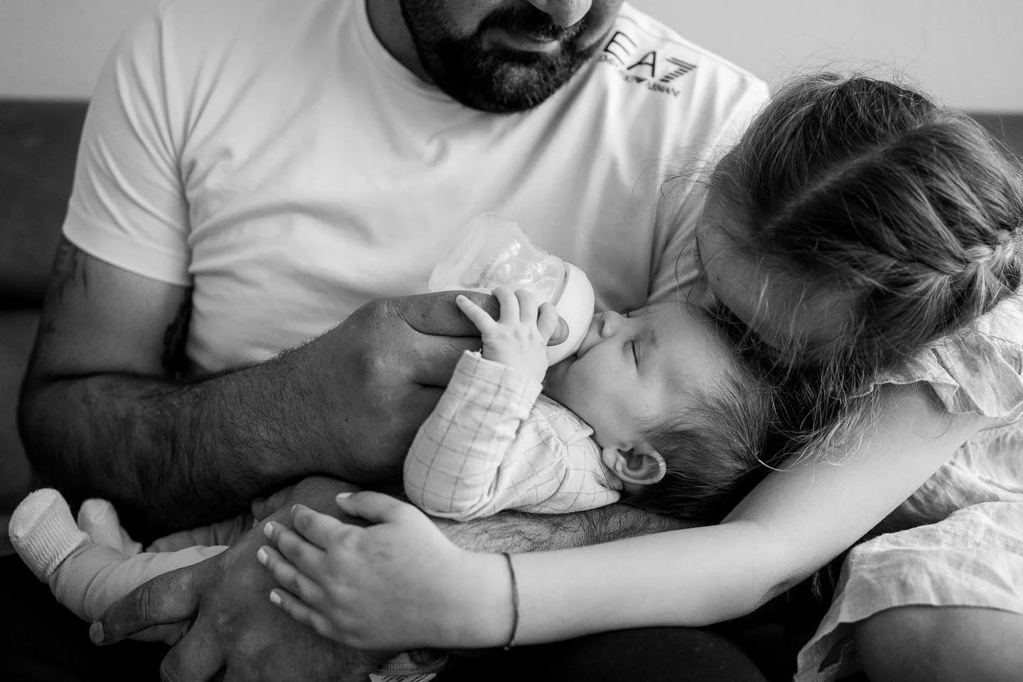 Wie viel Liebe und Aufmerksamkeit das Baby von allen Familienangeh&ouml;rigen bekommt❤️ 

Ob w&auml;hrend die Mama stillt oder der Papa die Flasche gibt. Wichtig ist, das die Kleine umgeben von ganz viel Freude und Gl&uuml;ck ist.
Ich finde es unglau