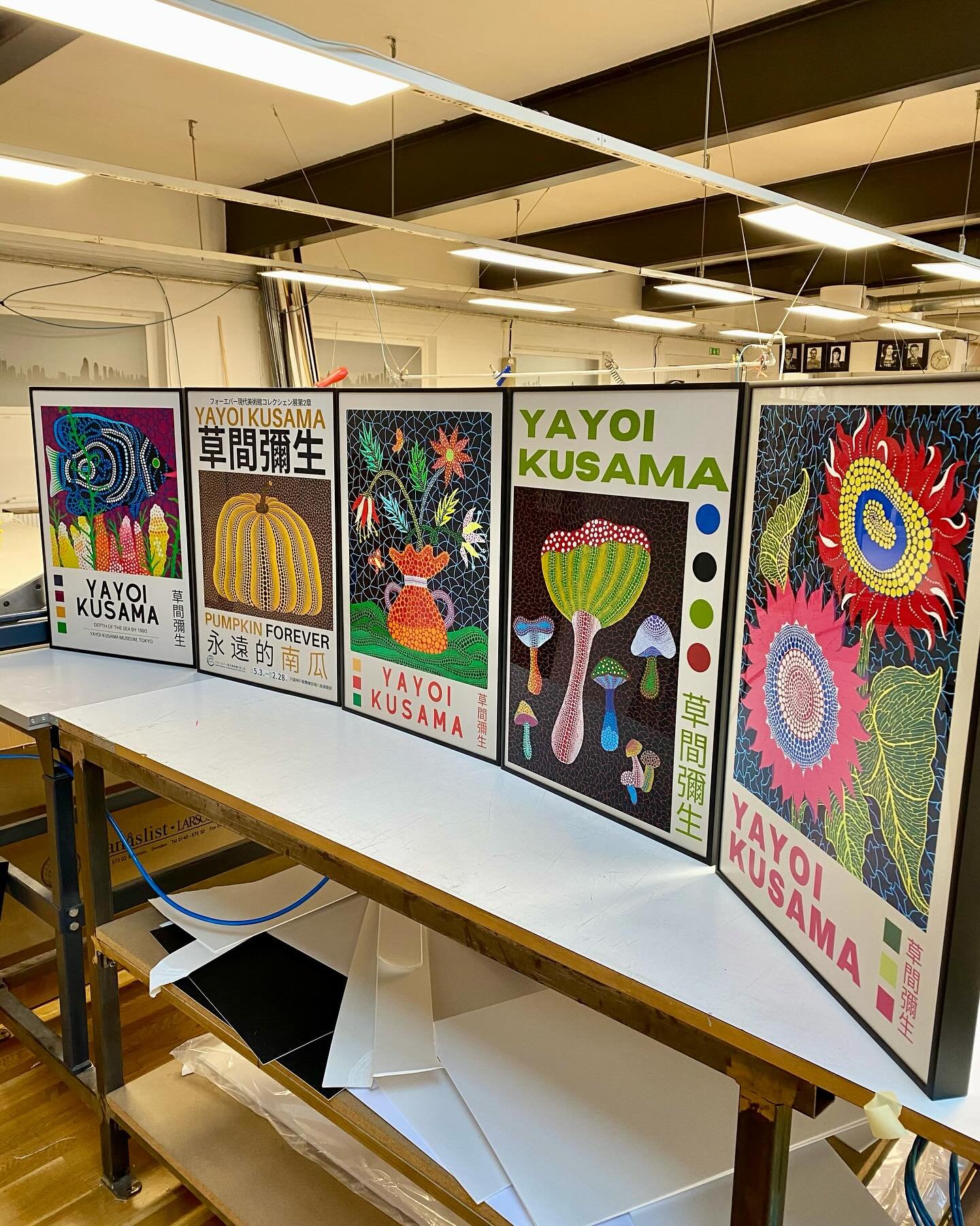 We got #kusamafever tanks to @dexterfineart #dotdotdot #kusamayayoi #colorexplosion #inramning #inramningimalm&ouml; #pictureframing #customframing #interiordesign #svartochwitt #nubbgatan #svartochwitticity #kockumsgatan2 #bespokeframing #inrednings