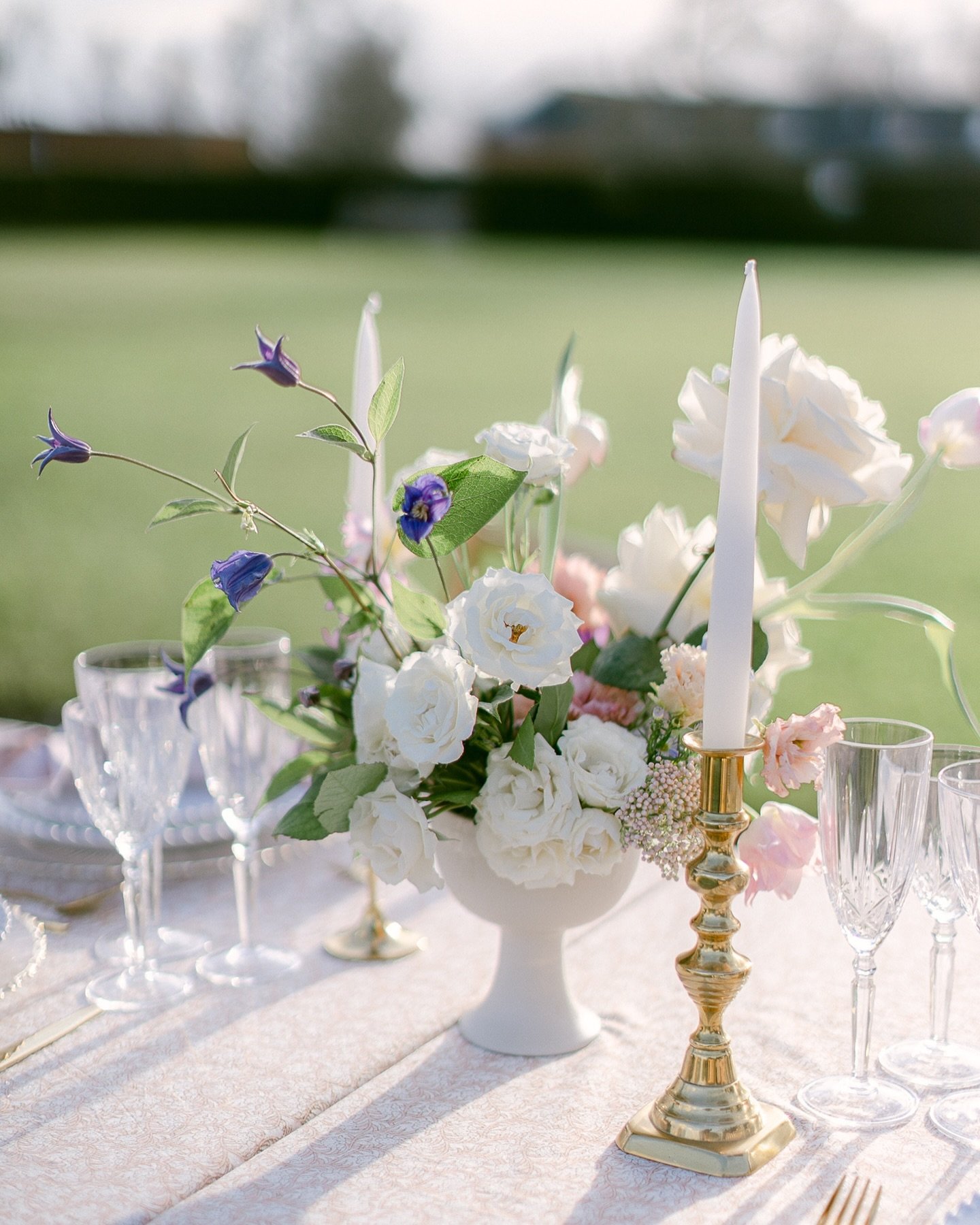 Al fresco dining florals 💫

With those blousy majolika spray roses making an impact 👌🏻

Photography by @kaylastoatephotography 

Concept, planning and styling - @weddingsbyfreyajane 
Concept and photography - @byjasminerose 
Second shooter - @kayl