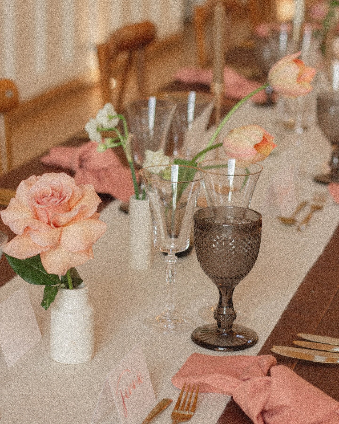 Keeping it simple with peaches &amp; creams 🍑 

Featuring roses, narcissi and tulips, all creating a variety of tones dotted along the table.

@millbridgecourt @kalmkitchenltd @aisling_erin_design @oltan_photography