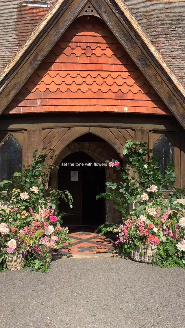 There’s nothing quite like flowers to set the tone for a wedding — romantic, abundant, and full of feeling 🌸💖
We loved dressing this beautiful church entrance with the dreamiest seasonal florals: soft garden roses, dahlias, and trailin
