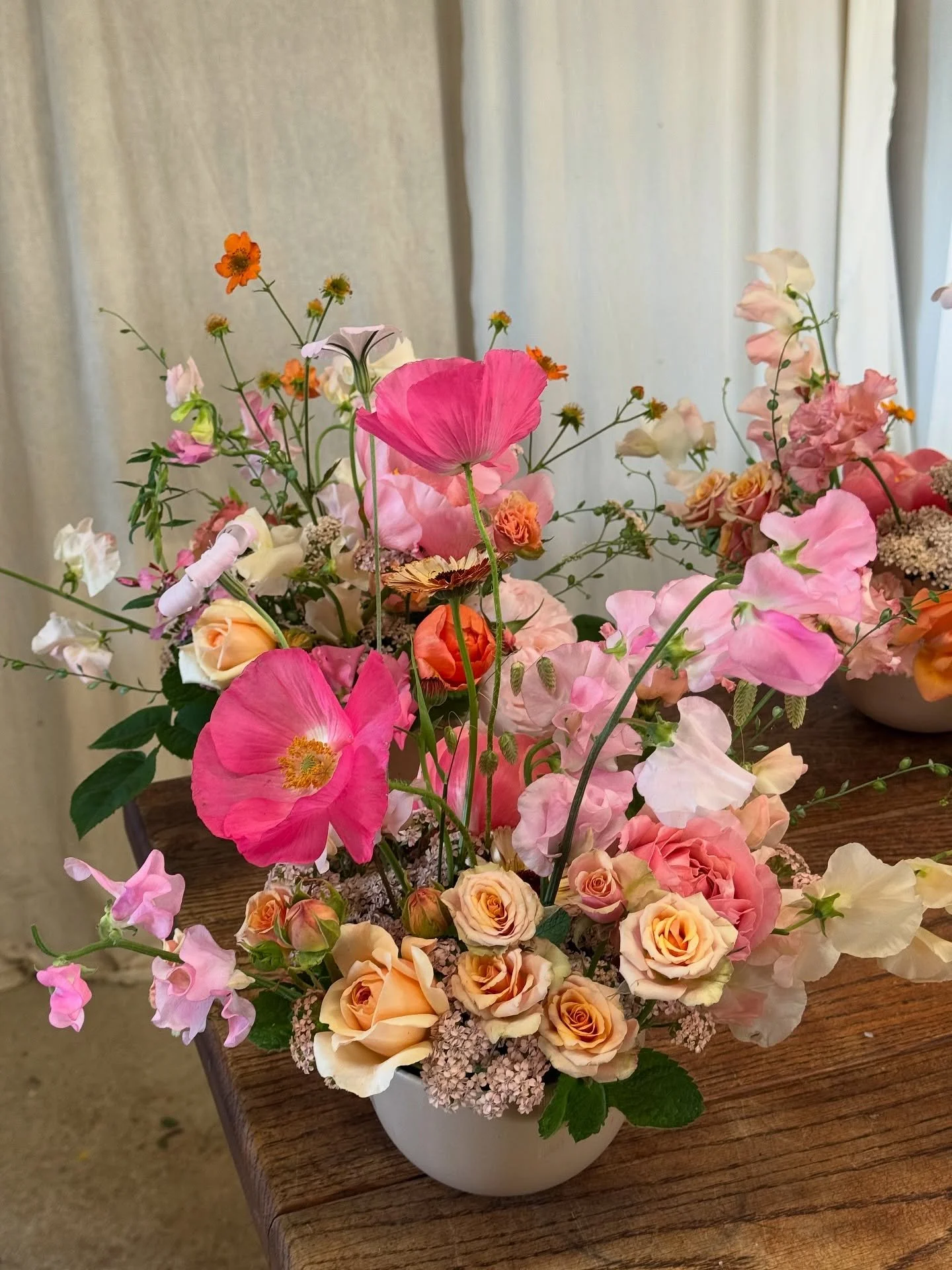 Vibrant heatwave colours π©·π§‘π
Luckily these flowers for S&J weren’t created in 30 degree heat…! But it was still a beautifully sunny day back in May βοΈ
With bowls and buds in corals, hot pinks, peaches, oranges and blush tones,