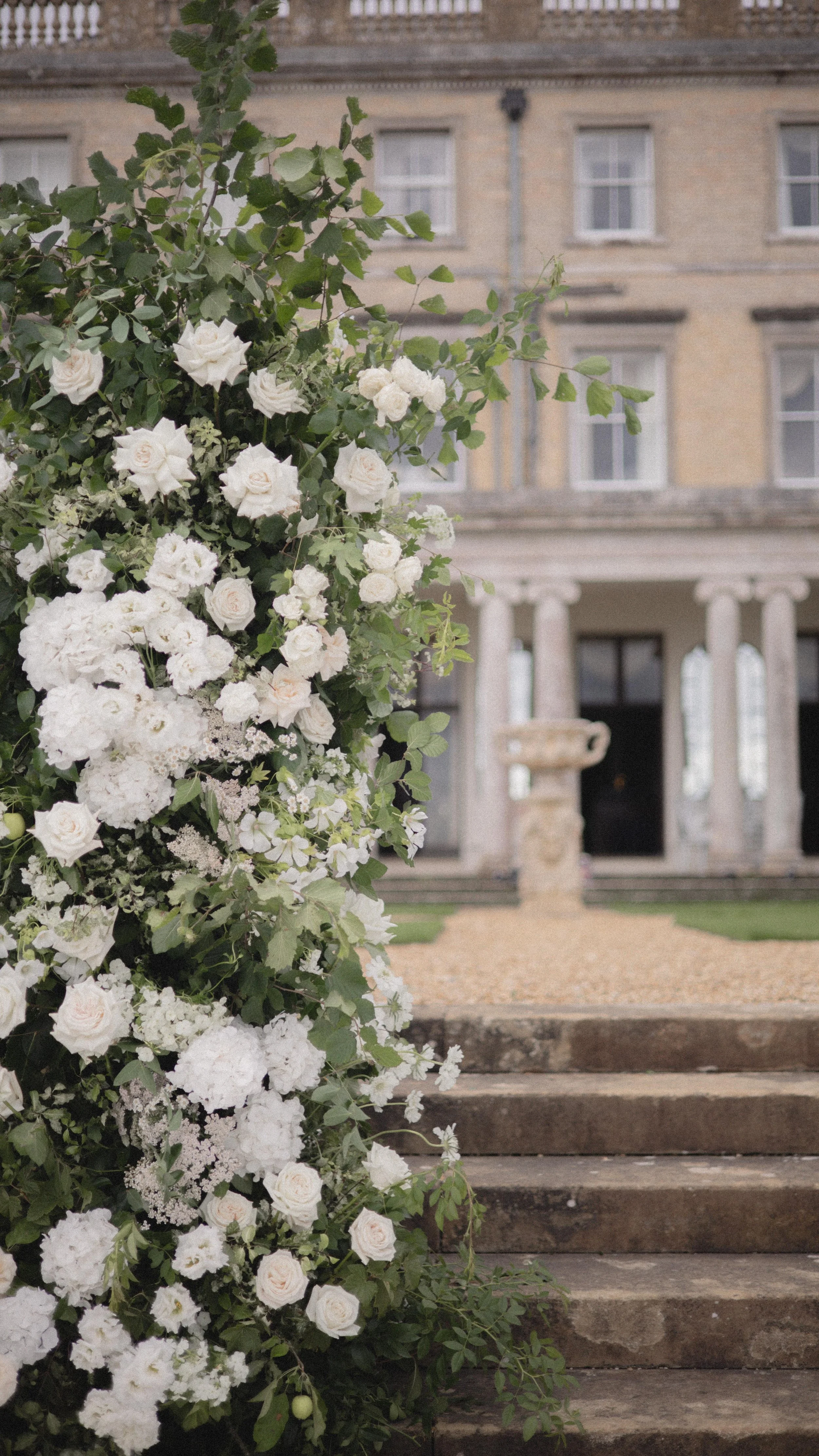 An unforgettable display of florals for C&A π€
For their ceremony, a deconstructed arch made the perfect backdrop, along with the stunning Somerley House.
The arch was designed with the perfect balance between an undone yet contemporary aesthe