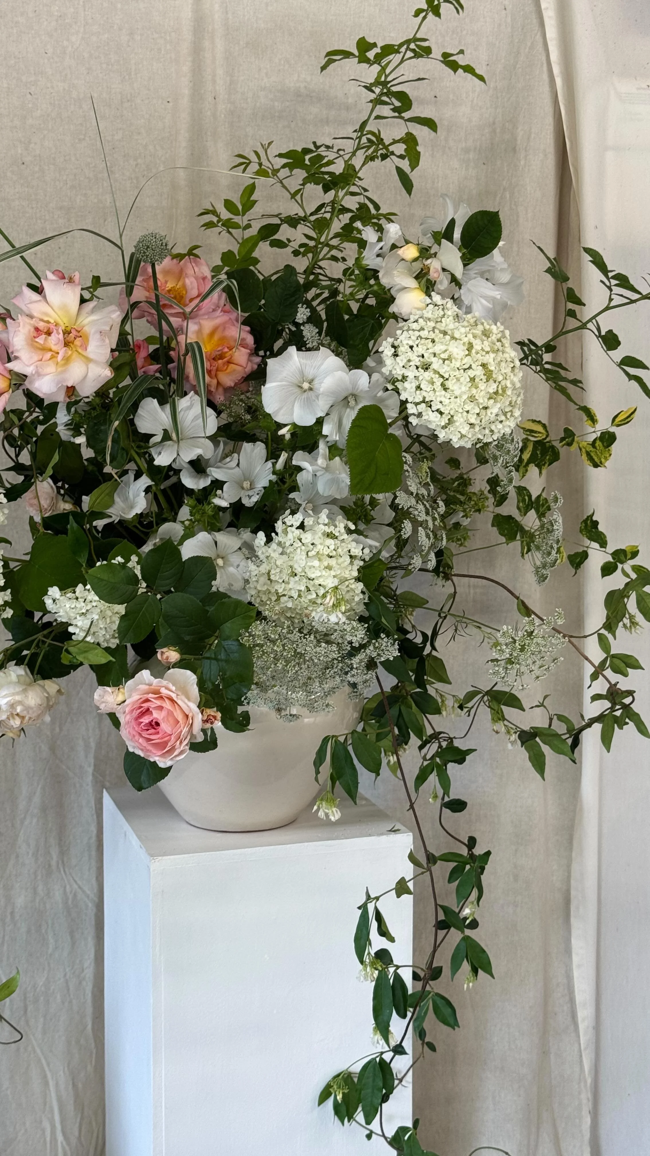 Addicted to stunning statement floralsππ»
Arrangements like these are such a worthwhile investment, as they can be easily re-purposed, meaning you get so much use out of them ππ»
For your wedding, these can be used on plinths to create a framing
