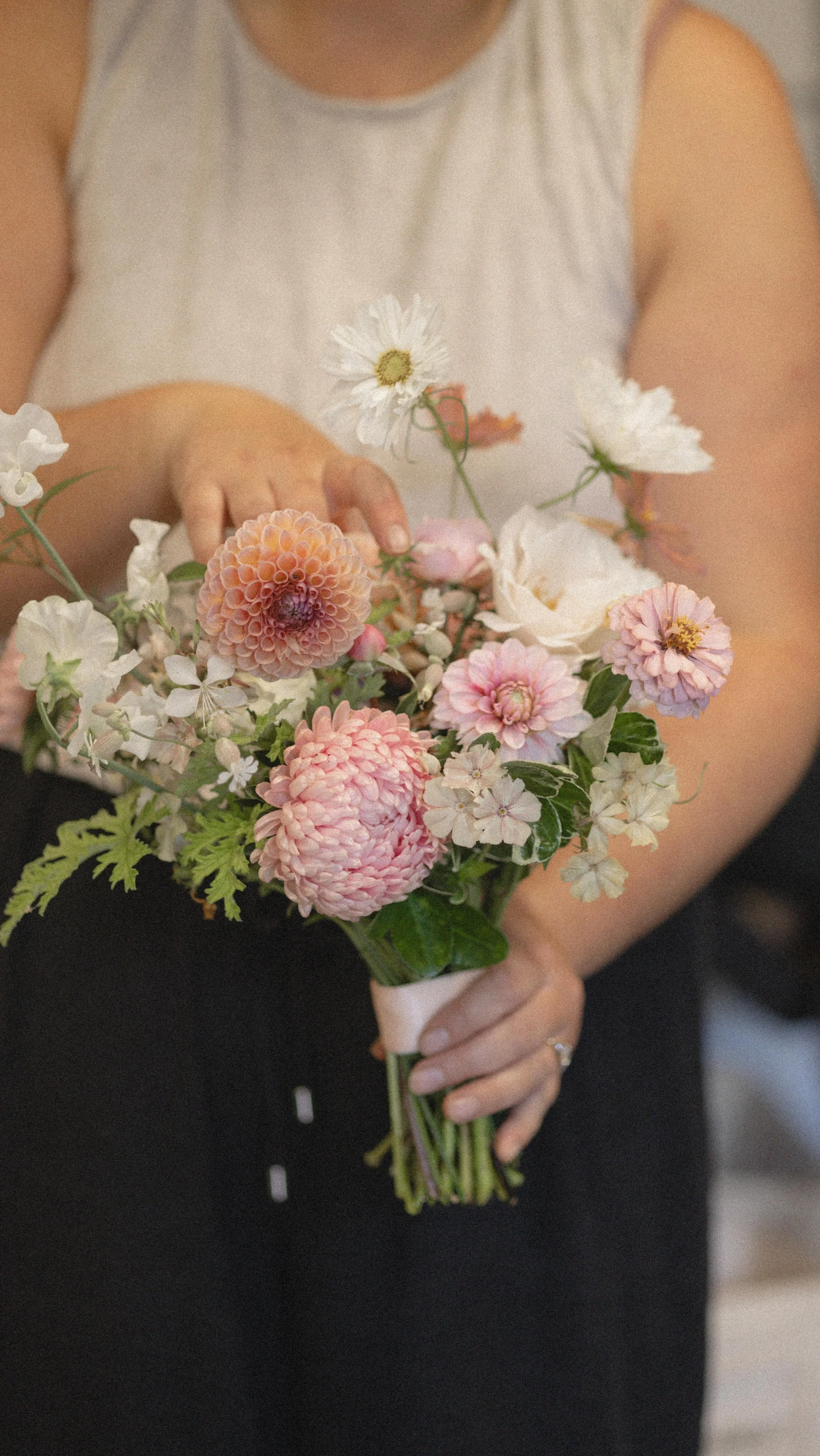 The cutest bouncy bouquet πβ¨
Featuring the most scrumptious floral ingredients, including dahlias, phlox, cosmos, asters, zinnias, silene, roses, and the last of the sweet peas! Plus beautifully scented geranium, finished with jasmine trails πΏ
A