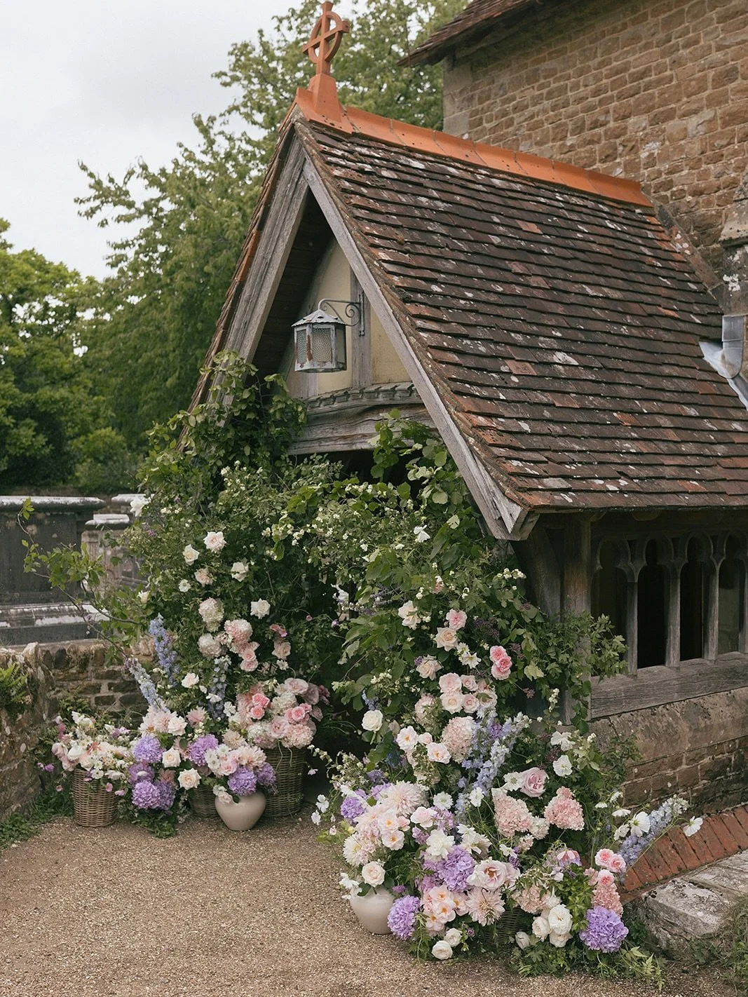 A perfectly quintessential Summer wedding πΈ
Nestled in the Surrey hills, this little church was completely transformed and filled with flowers. From hydrangeas to dahlias, delphiniums to roses, the most beautiful flowers of the moment featured π