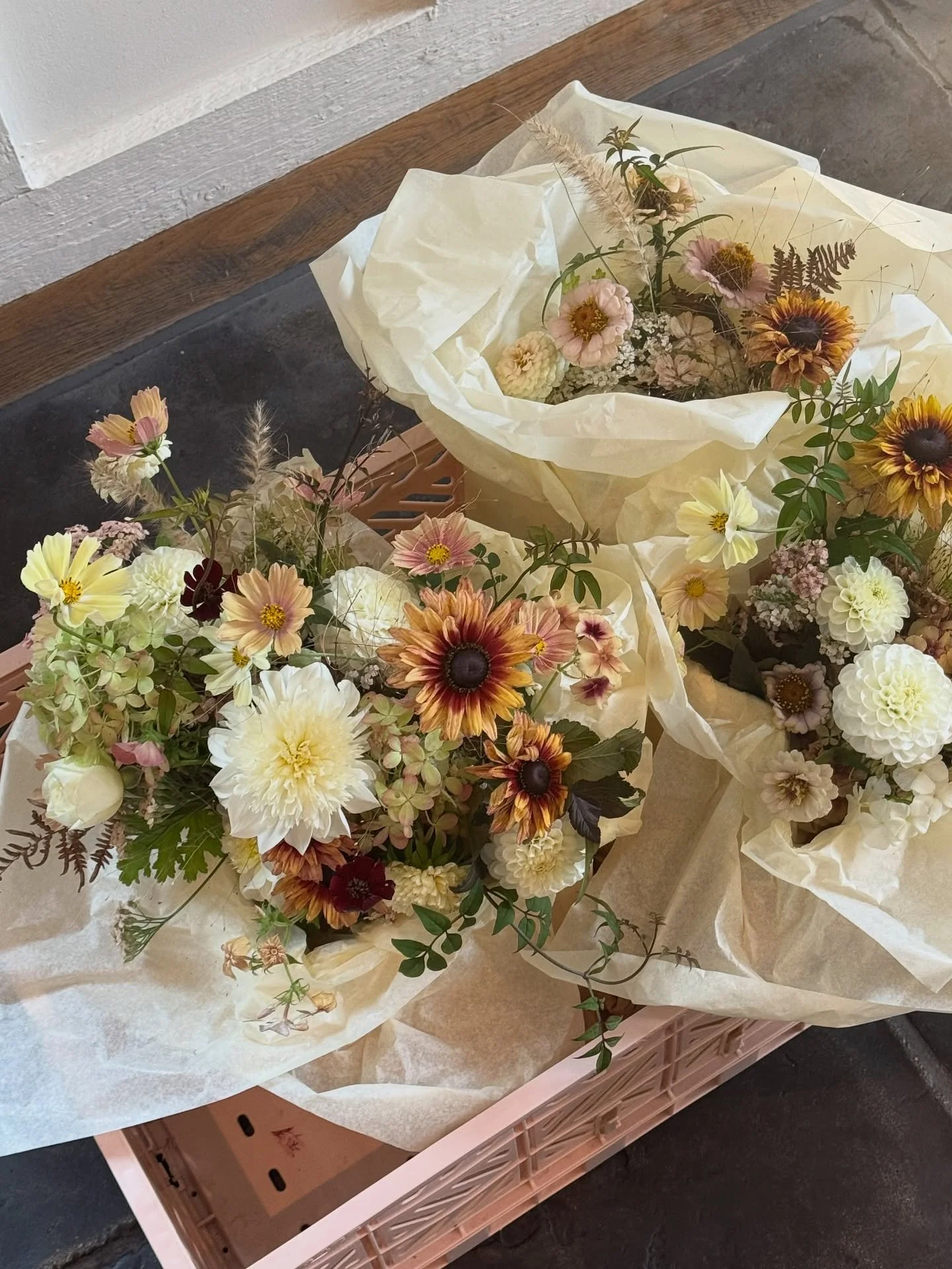 Autumn&rsquo;s finest for J&amp;B 🍂✨

With a neutral and earthy colour palette, embracing the turning foliage and grasses that are so present this time of year, with those added pops of deeper hughes reflecting the change of season. 

Bouquets full 