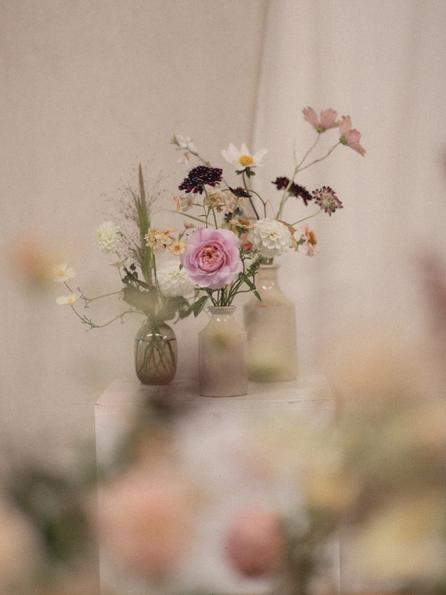 Seasonal bud vases, oozing romance 💕✨

Using the best of September&rsquo;s flowers, featuring garden roses, dahlias, cosmos, scabiosa and wisps of seasonal grasses &mdash; all grown by us!

Each styled to feel light, natural and beautifully undone, 