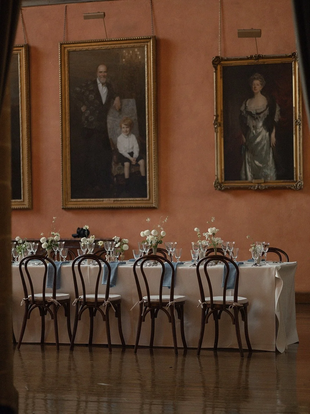 A very special birthday dinner ✨

Adding a floral flourish to an already stunning setting in Buck Hall at Cowdray House, elevating the tablescape for an extra special evening.

Seasonal flowers in a neutral colour palette adorned the table, with anti