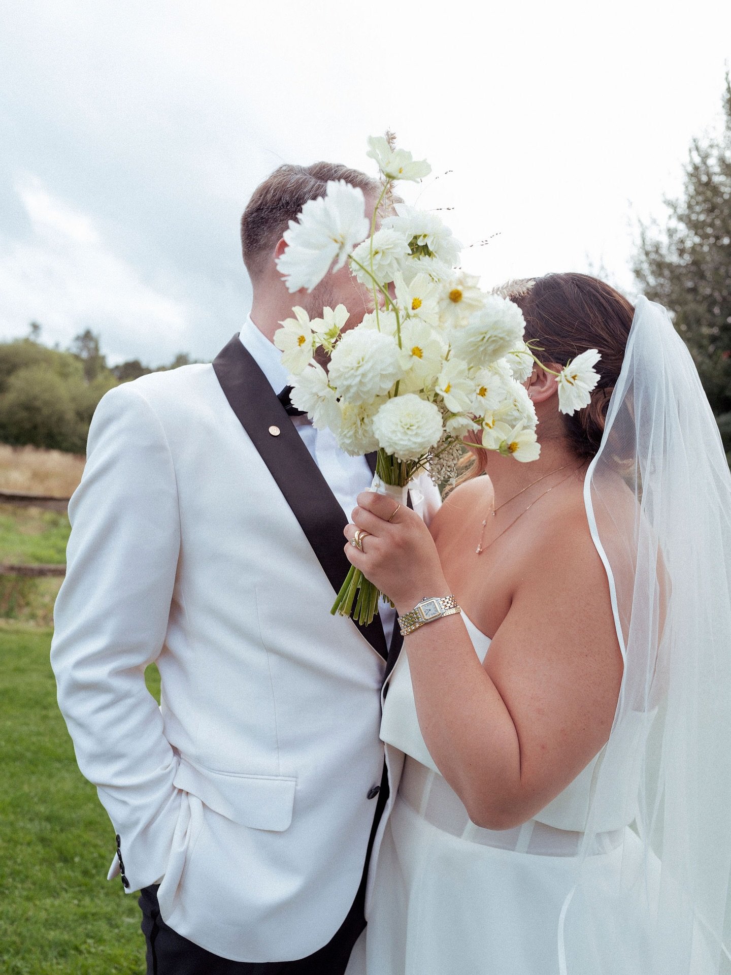 Just married vibes ✨ I absolutely loved creating Esther&rsquo;s bouquet. Inspired by contemporary style, often seen using calla lilys, we wanted to create a similar vibe but instead using seasonal British stems.

Featuring a variety of white and crea