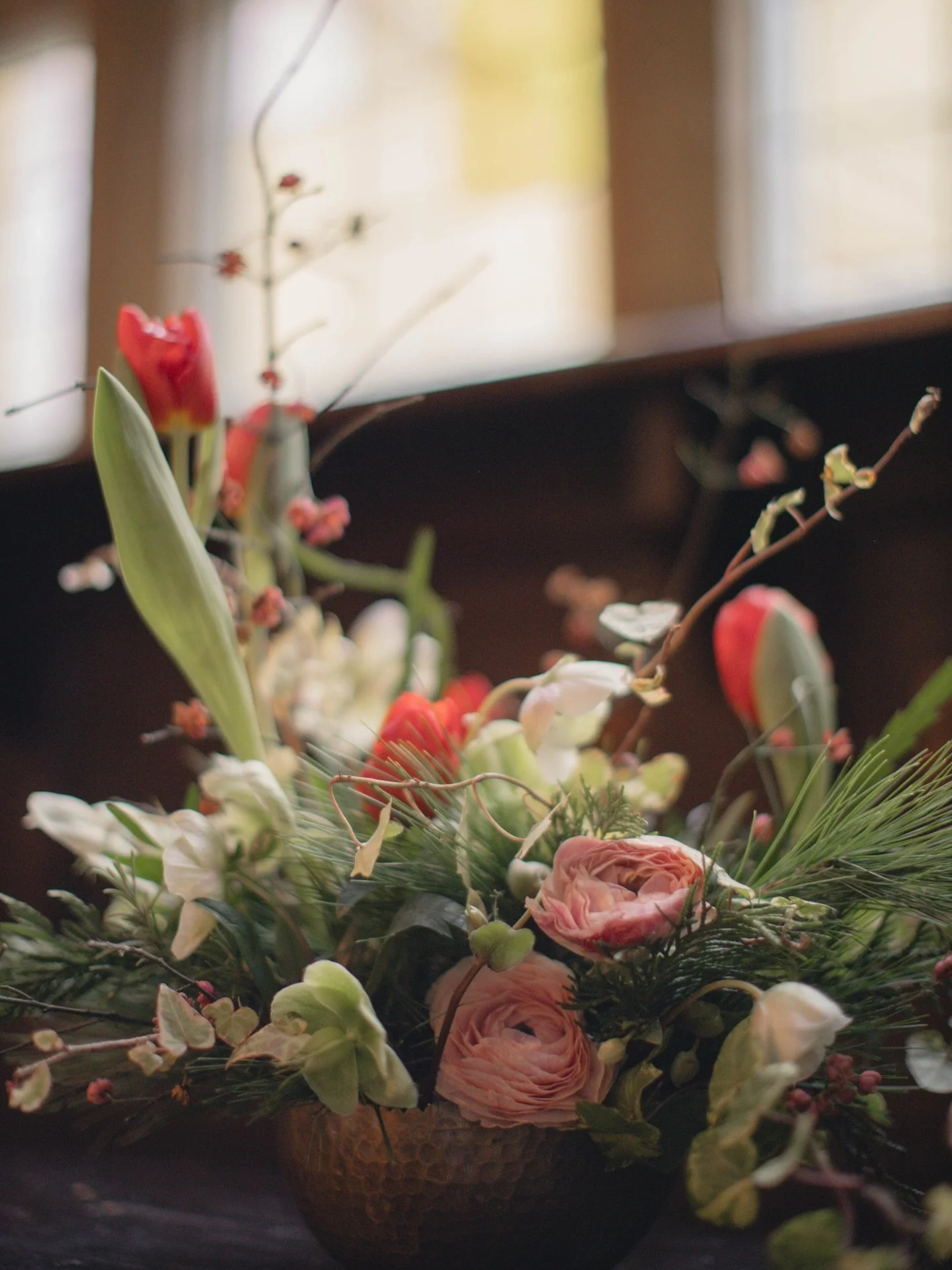 Festive florals 🌲✨❤️

Perfect pops of reds and pinks amongst seasonal festive foliage, all paired in gold bowls ✨ a beautiful display for the Christmas table!

This time last year for @cowdrayhouse - I&rsquo;m looking forward to adding festive flora